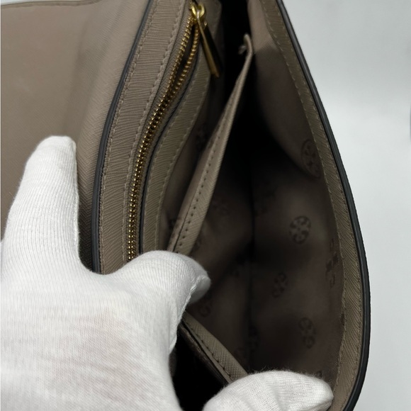 Tory Burch Tan Crossbody Purse with Adjustable Gold-Toned Chain Strap. - Picture 6 of 11